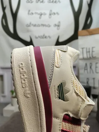 Adidas Forum Low Off-White और Burgundy लाइफस्टाइल स्नीकर 3