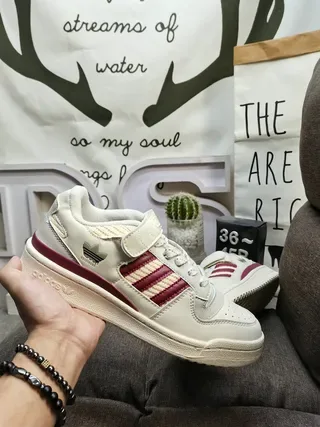 Adidas Forum Low Off-White और Burgundy लाइफस्टाइल स्नीकर 5