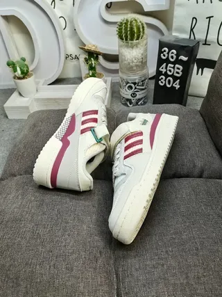 Adidas Forum Low Off-White और Burgundy लाइफस्टाइल स्नीकर 6