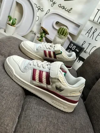 Adidas Forum Low Off-White और Burgundy लाइफस्टाइल स्नीकर 7