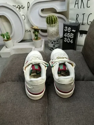 Adidas Forum Low Off-White और Burgundy लाइफस्टाइल स्नीकर 8