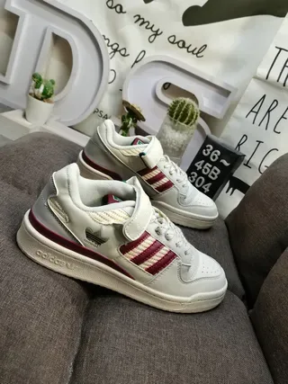 Adidas Forum Low Off-White और Burgundy लाइफस्टाइल स्नीकर 9