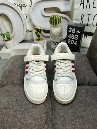 Adidas Forum Low Off-White और Burgundy लाइफस्टाइल स्नीकर 10