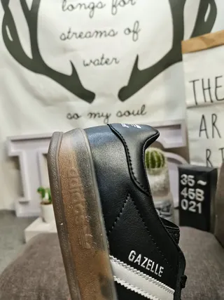 Adidas Gazelle Zapatillas estilo de vida negro y blanco 3