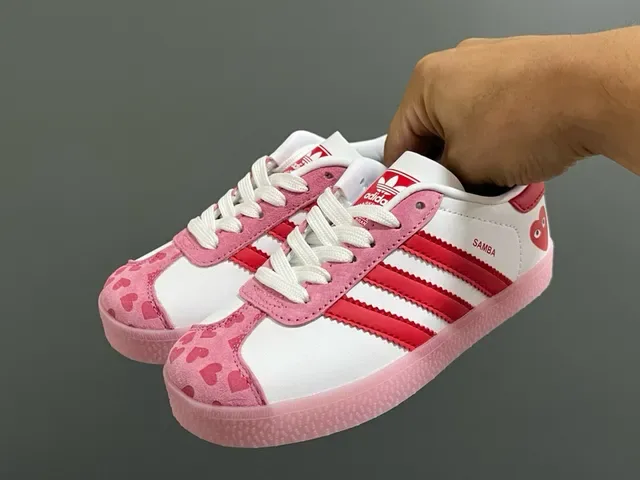 Adidas Gazelle سنيكرز لايف ستايل بطباعة قلب وردي 12