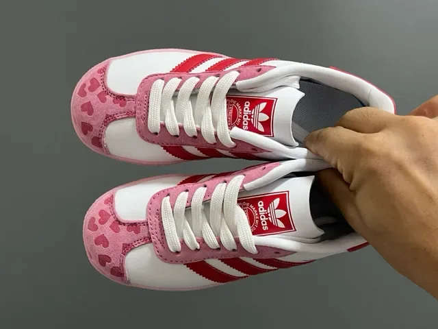 Adidas Gazelle سنيكرز لايف ستايل بطباعة قلب وردي 13