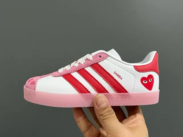 Adidas Gazelle سنيكرز لايف ستايل بطباعة قلب وردي 14