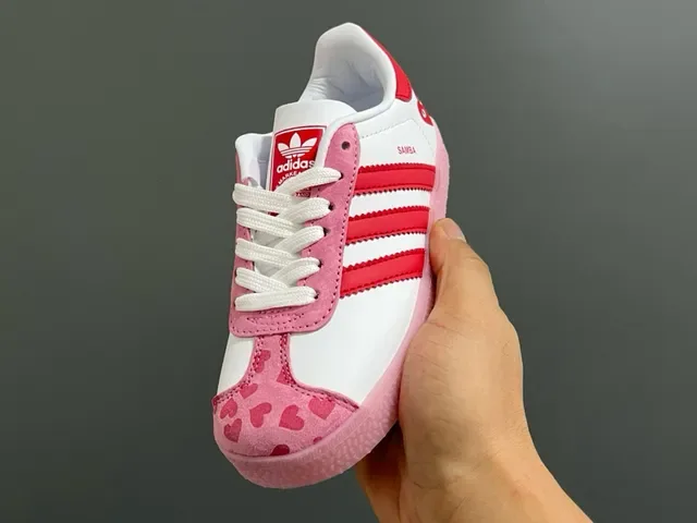 Adidas Gazelle سنيكرز لايف ستايل بطباعة قلب وردي 15