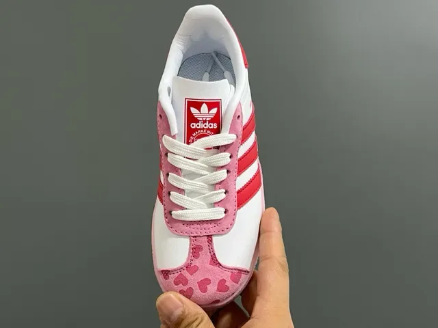 Adidas Gazelle سنيكرز لايف ستايل بطباعة قلب وردي 16