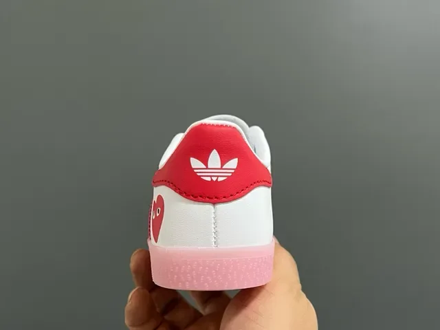Adidas Gazelle سنيكرز لايف ستايل بطباعة قلب وردي 18