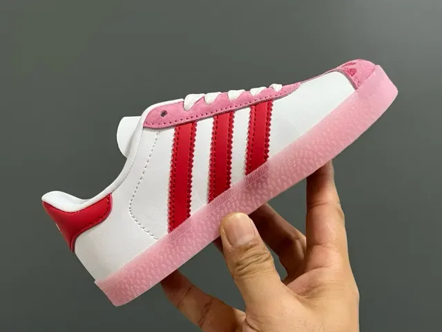 Adidas Gazelle سنيكرز لايف ستايل بطباعة قلب وردي 19