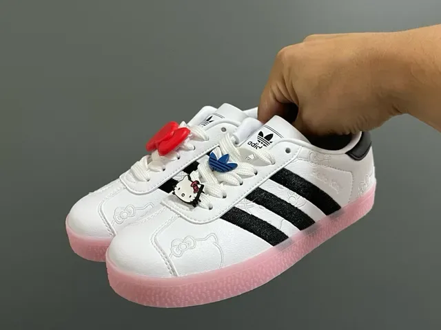 Adidas Gazelle سنيكرز لايف ستايل بطباعة قلب وردي 21