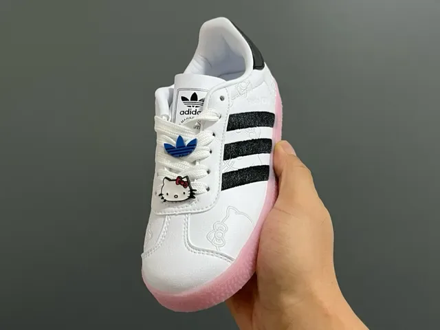 Adidas Gazelle سنيكرز لايف ستايل بطباعة قلب وردي 22