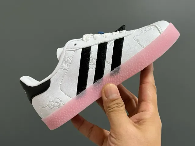 Adidas Gazelle سنيكرز لايف ستايل بطباعة قلب وردي 23
