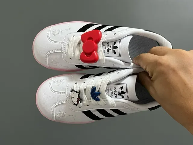 Adidas Gazelle سنيكرز لايف ستايل بطباعة قلب وردي 24