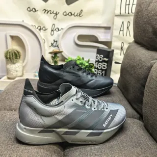 Adidas أحذية لايف ستايل رمادي أسود مع طبقة شبكية مصنعة من المزيج في الأعلى مع شريط هندسي متداخل