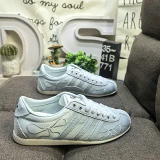 Adidas رمادي أبيض Low-Top علوي معدني نمط حياة سنيكرز