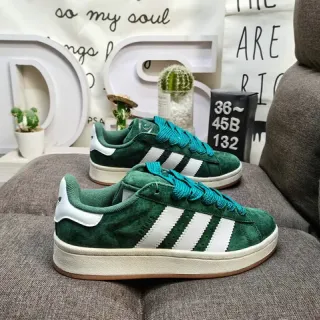 Adidas أحذية رياضية أسلوب حياة باللونين الأخضر والأبيض من السويدي مع لوحة جانبية تحتوي على ثلاث شرائط