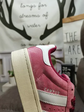 Adidas Tênis Lifestyle com upper de suede verde branco e painel lateral com três listras 3
