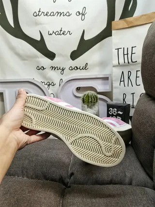 Adidas Tênis Lifestyle com upper de suede verde branco e painel lateral com três listras 4
