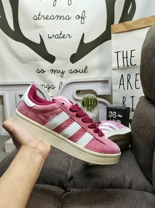 Adidas Tênis Lifestyle com upper de suede verde branco e painel lateral com três listras 5