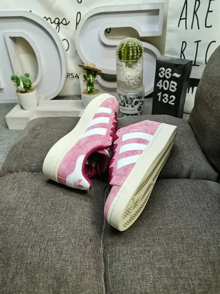 Adidas Tênis Lifestyle com upper de suede verde branco e painel lateral com três listras 6
