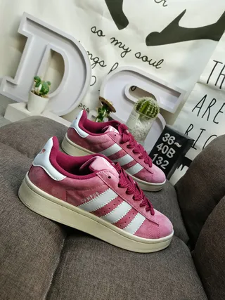 Adidas Tênis Lifestyle com upper de suede verde branco e painel lateral com três listras 9