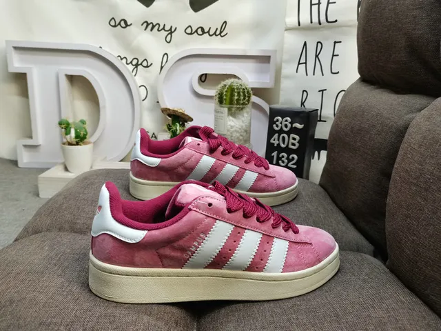 Adidas Tênis Lifestyle com upper de suede verde branco e painel lateral com três listras 11