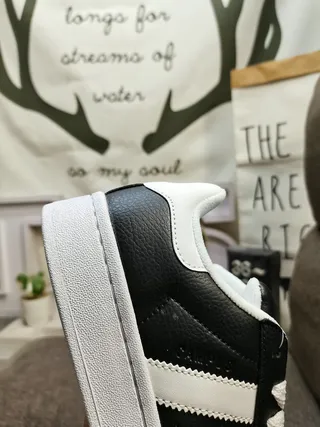 Adidas Tênis Lifestyle com upper de suede verde branco e painel lateral com três listras 13