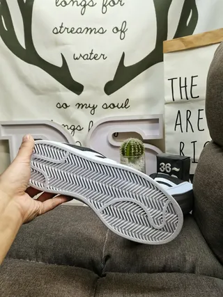 Adidas Tênis Lifestyle com upper de suede verde branco e painel lateral com três listras 14