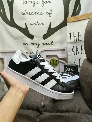 Adidas Tênis Lifestyle com upper de suede verde branco e painel lateral com três listras 15