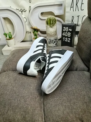 Adidas Tênis Lifestyle com upper de suede verde branco e painel lateral com três listras 16