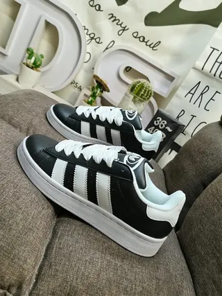 Adidas Tênis Lifestyle com upper de suede verde branco e painel lateral com três listras 17