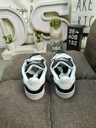 Adidas Tênis Lifestyle com upper de suede verde branco e painel lateral com três listras 18