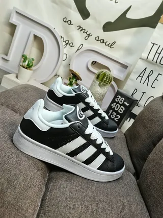 Adidas Tênis Lifestyle com upper de suede verde branco e painel lateral com três listras 19