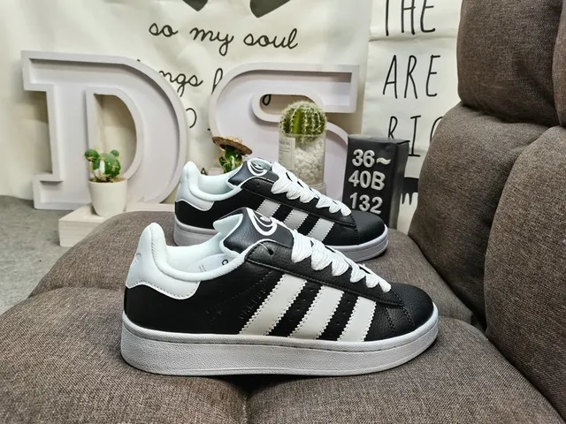 Adidas Tênis Lifestyle com upper de suede verde branco e painel lateral com três listras 21