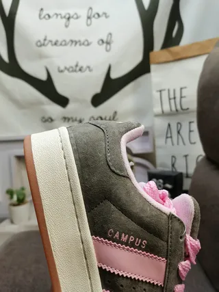 Adidas Tênis Lifestyle com upper de suede verde branco e painel lateral com três listras 23