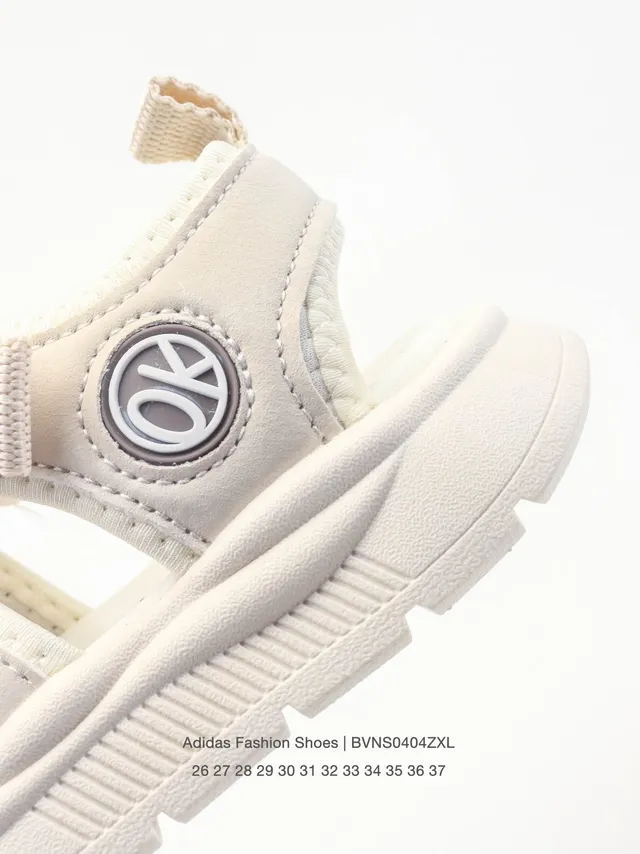 Adidas শিশু গোলাপি এবং বেইজ চরিত্র চার্ম কাজুয়াল স্যান্ডেল 18