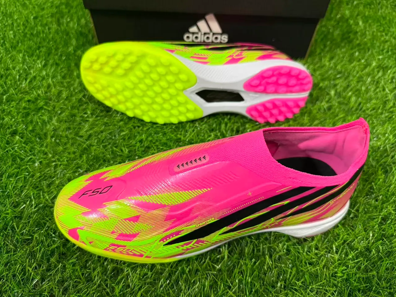 Adidas rose et vert collet à ajustement chaussette overlay de cage synthétique terrain de football chaussures 7