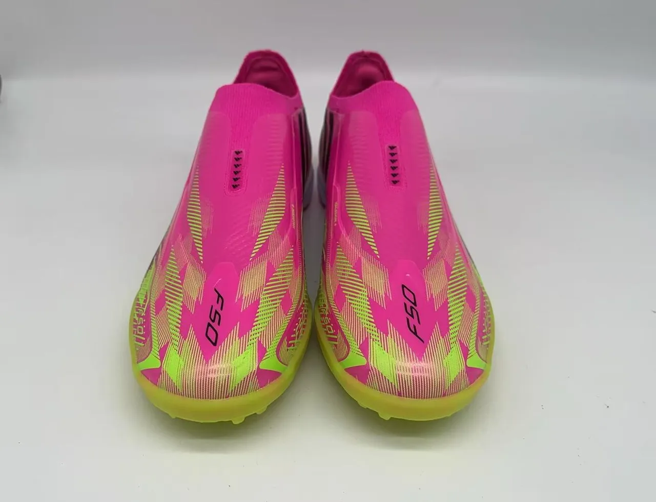 Adidas Sapatos de futebol turf rosa e amarelo com gola de meia, sola de studs moldada 4