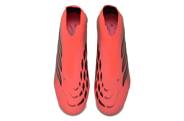 Adidas Predator Chaussures de football rose orange, upper sock-fit, semelle iridescente translucide, sol ferme 2