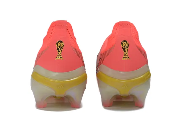 Adidas Predator Chaussures de football rose orange, upper sock-fit, semelle iridescente translucide, sol ferme 4