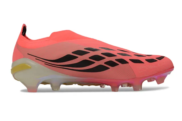 Adidas Predator Chaussures de football rose orange, upper sock-fit, semelle iridescente translucide, sol ferme 7