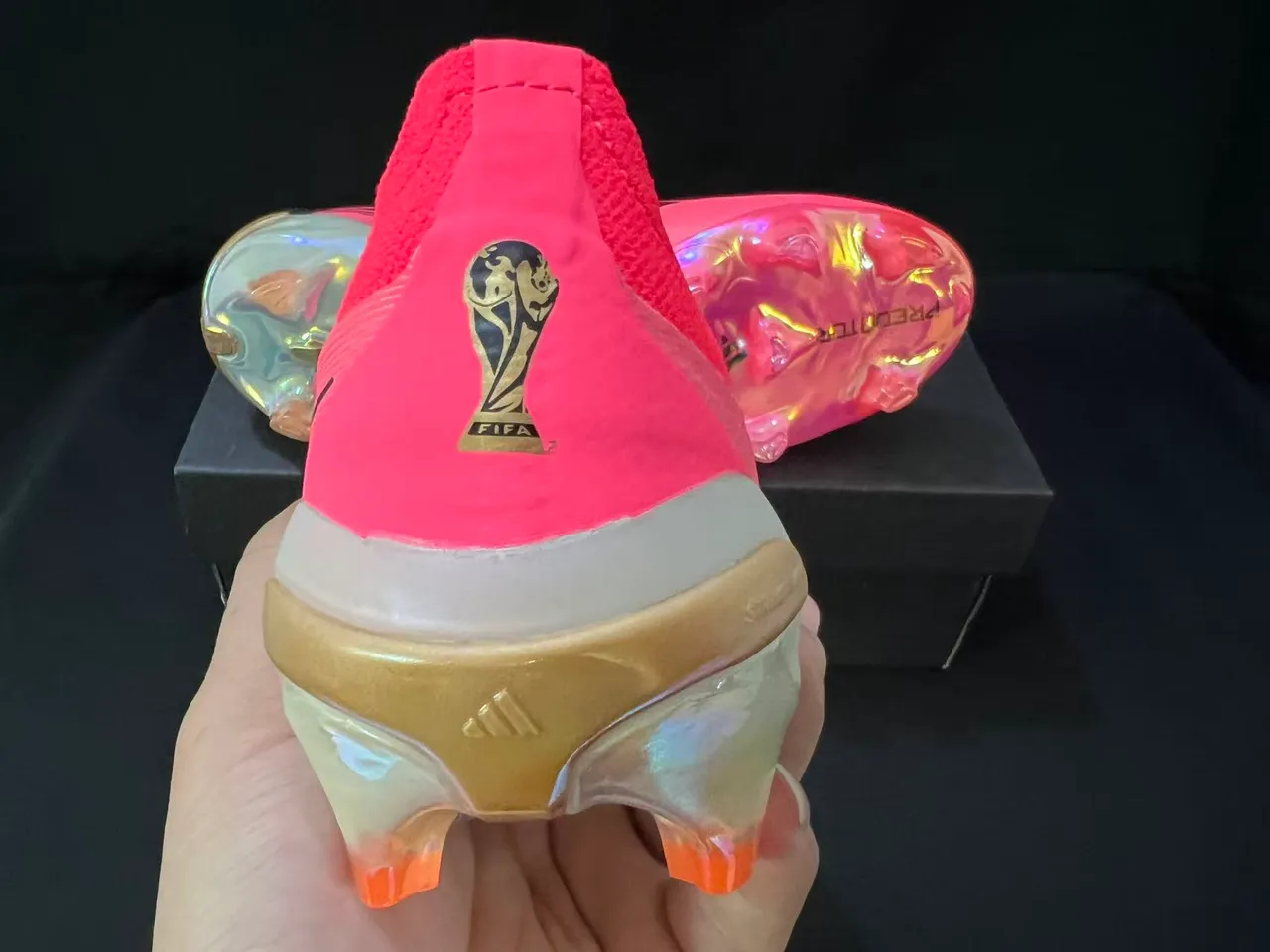 Adidas Predator Chaussures de football rose orange, upper sock-fit, semelle iridescente translucide, sol ferme 10