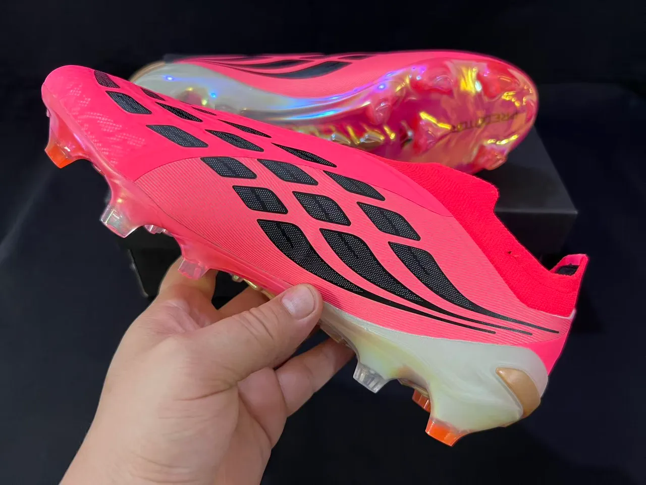 Adidas Predator Chaussures de football rose orange, upper sock-fit, semelle iridescente translucide, sol ferme 11