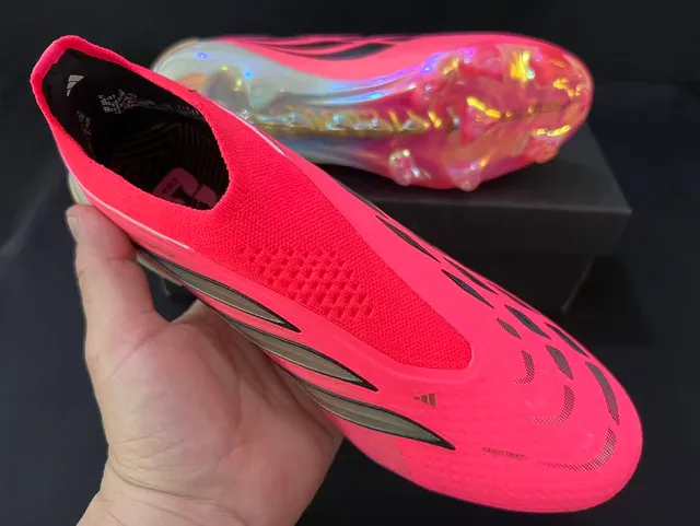 Adidas Predator Chaussures de football rose orange, upper sock-fit, semelle iridescente translucide, sol ferme 12