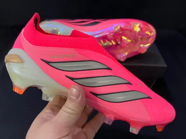Adidas Predator Chaussures de football rose orange, upper sock-fit, semelle iridescente translucide, sol ferme 13