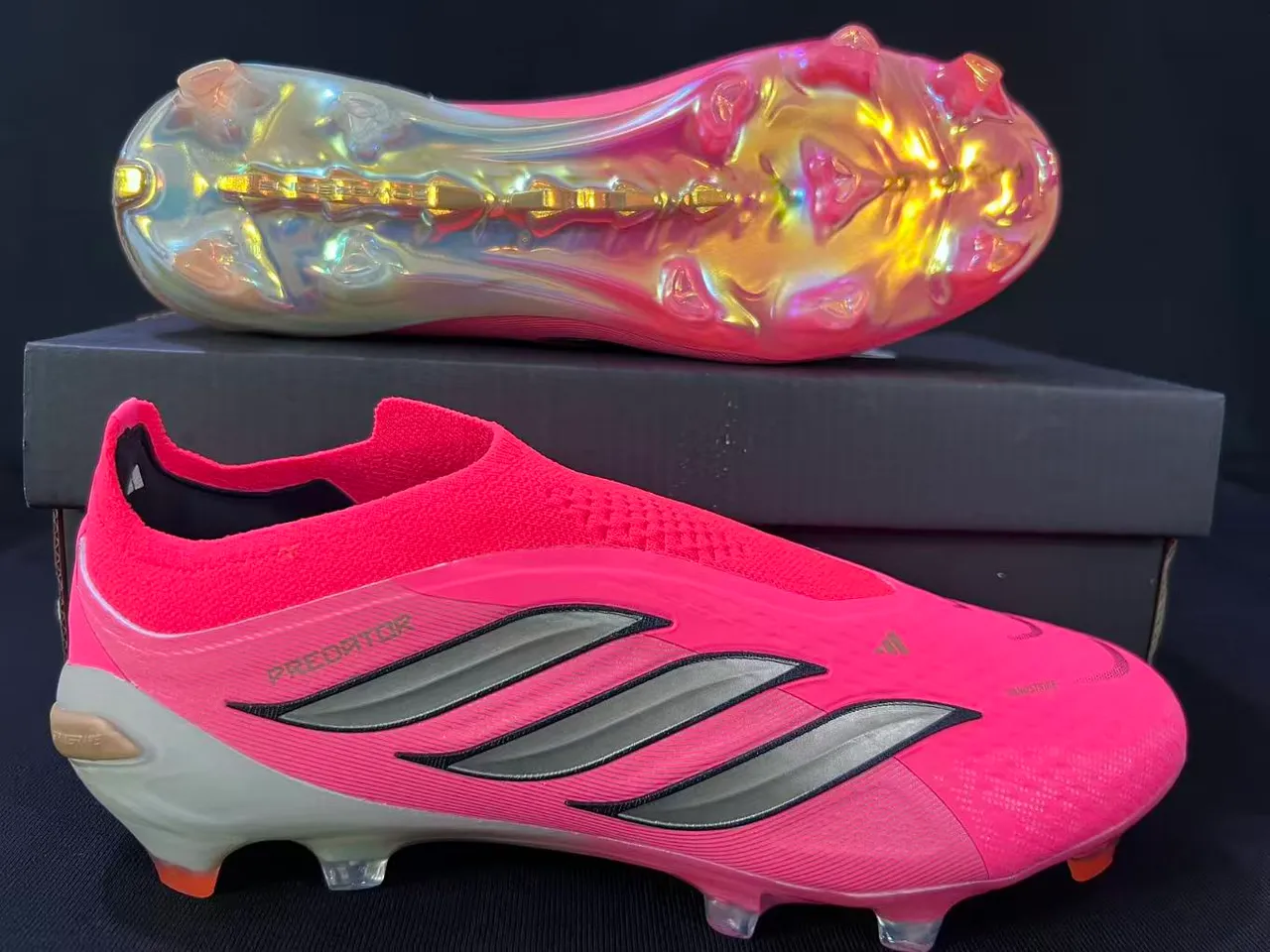 Adidas Predator Chaussures de football rose orange, upper sock-fit, semelle iridescente translucide, sol ferme 14