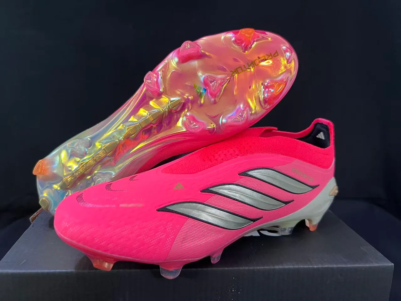 Adidas Predator Chaussures de football rose orange, upper sock-fit, semelle iridescente translucide, sol ferme 15
