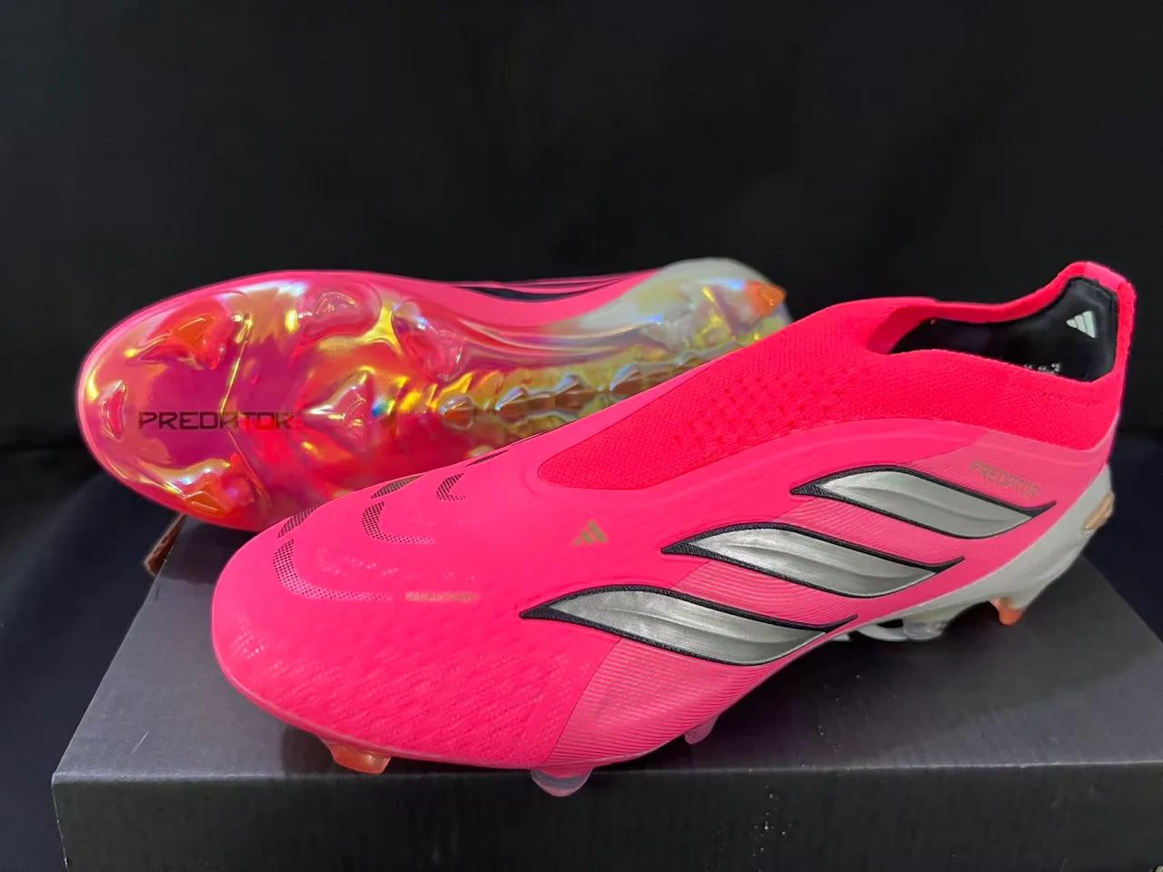 Adidas Predator Chaussures de football rose orange, upper sock-fit, semelle iridescente translucide, sol ferme 16